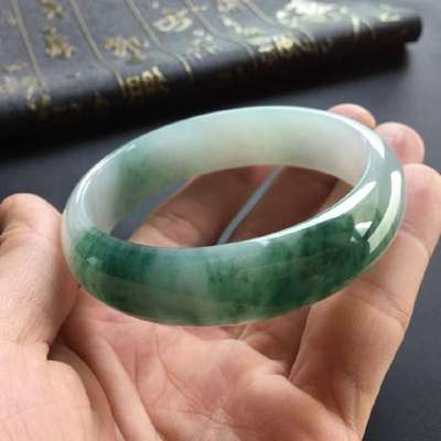 皮殼有色帶，切開果然驚艷 一塊翡翠原石的逆襲之路
